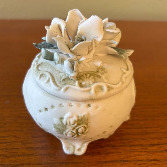 Vintage Capodimonte Footed Trinket Dish With Flower Lid - Picture 7 of 7